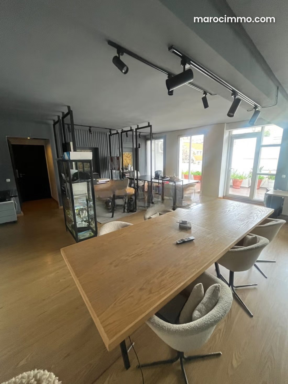 مكتب بشرفة رحبة للبيع بحي راسين في الدار البيضاء — الدار البيضاء