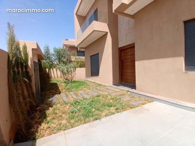 Luxury Villa for Sale in Route Amizmiz. 335 m². Mountain Views, Double Glazing — 2