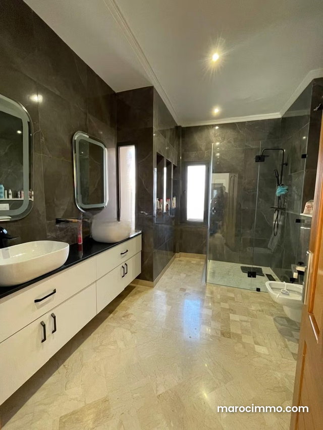 Splendide villa à vendre à Guéliz. 5 pièces. Bien meublé — 5