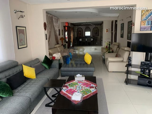 Villa entièrement rénovée avec piscine à Olm Souissi en vente — Rabat