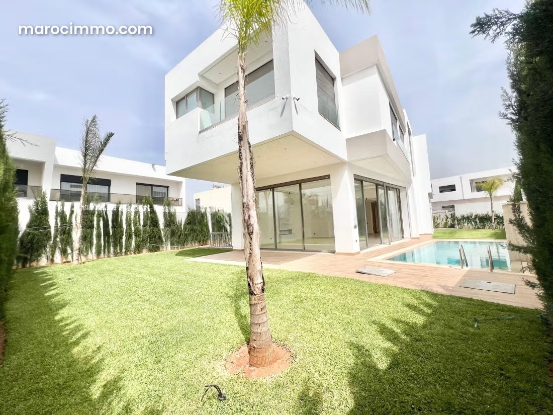 Villa neuve 700 m² avec piscine à Bouskoura centre — Bouskoura