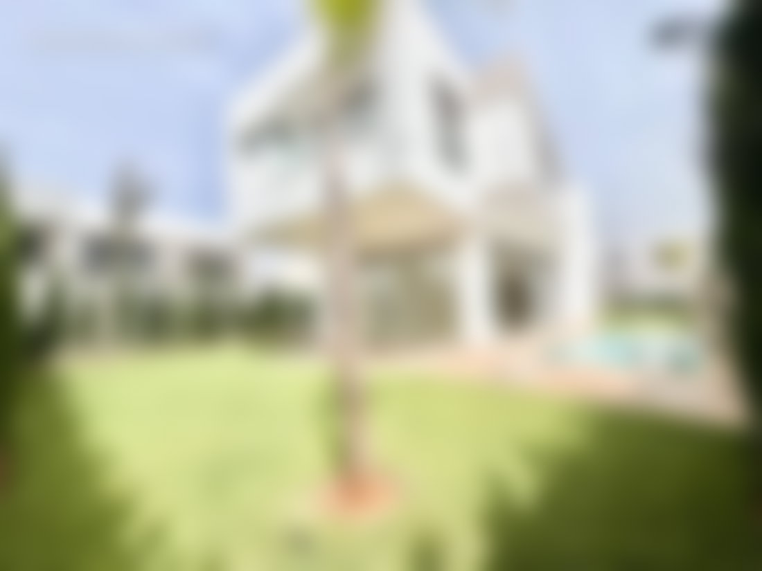 Villa neuve 700 m² avec piscine à Bouskoura centre