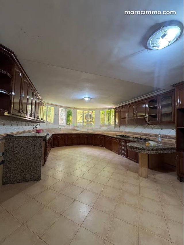 Grande villa au centre ville a vendre — 4