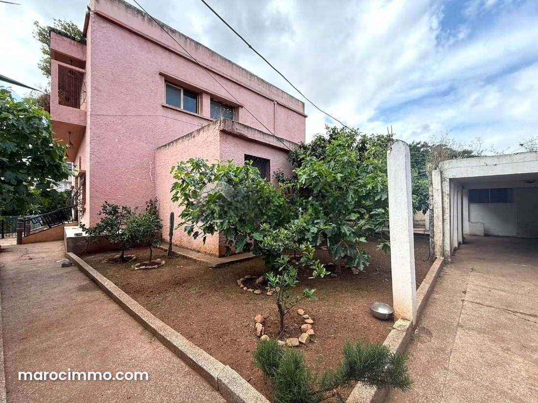 Villa à rénover sur beau terrain, quartier Polo à Casablanca — Casablanca
