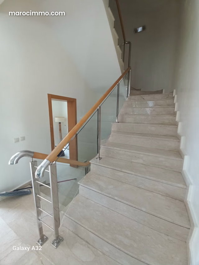 Villa de haut standing à vendre à Ain Diab. 9 pièces confortables. Piscine et cheminée — 3
