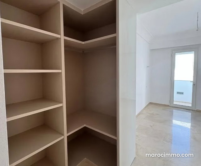 Très belle appartement vide à louer à CFC — 3