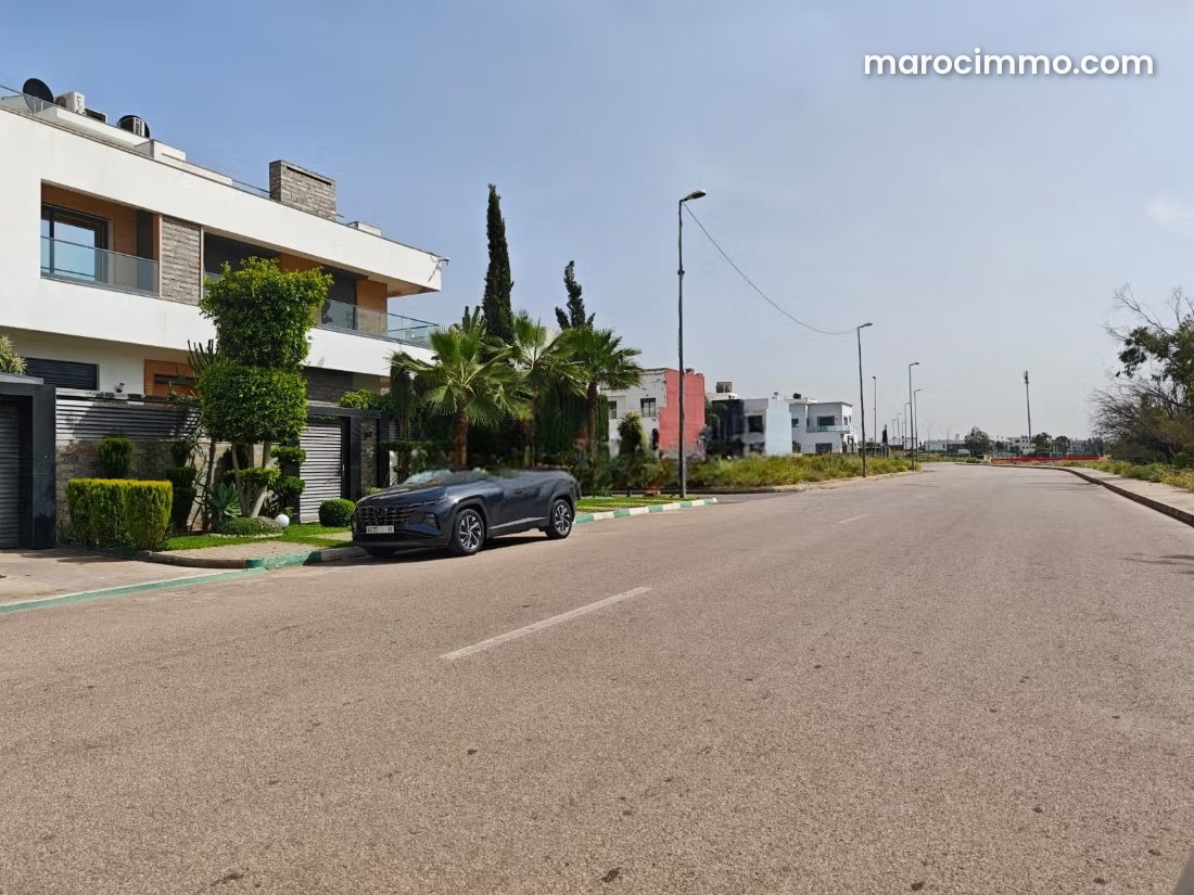 Terrain 300 m² à Bouskoura centre, projet villa individuelle — Bouskoura