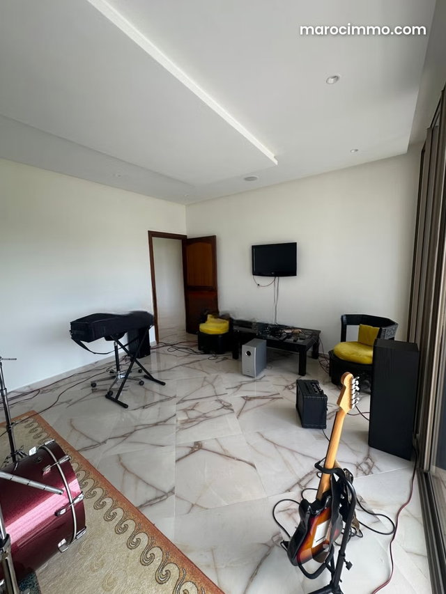 À Vendre: Villa Commerciale 280m² à agdal riad — 2