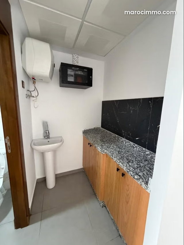 Bureau spacieux à louer au 4éme etage avec balcon — 5