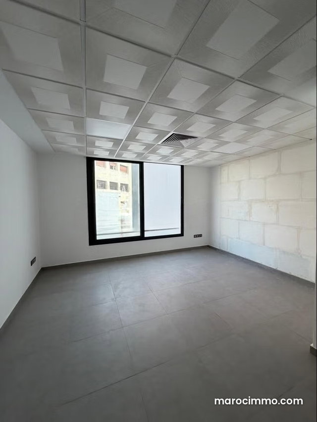 Bureau spacieux à louer au 4éme etage avec balcon — 3