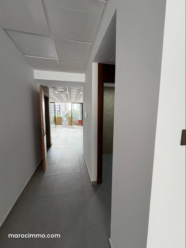 Bureau spacieux à louer au 4éme etage avec balcon — 4