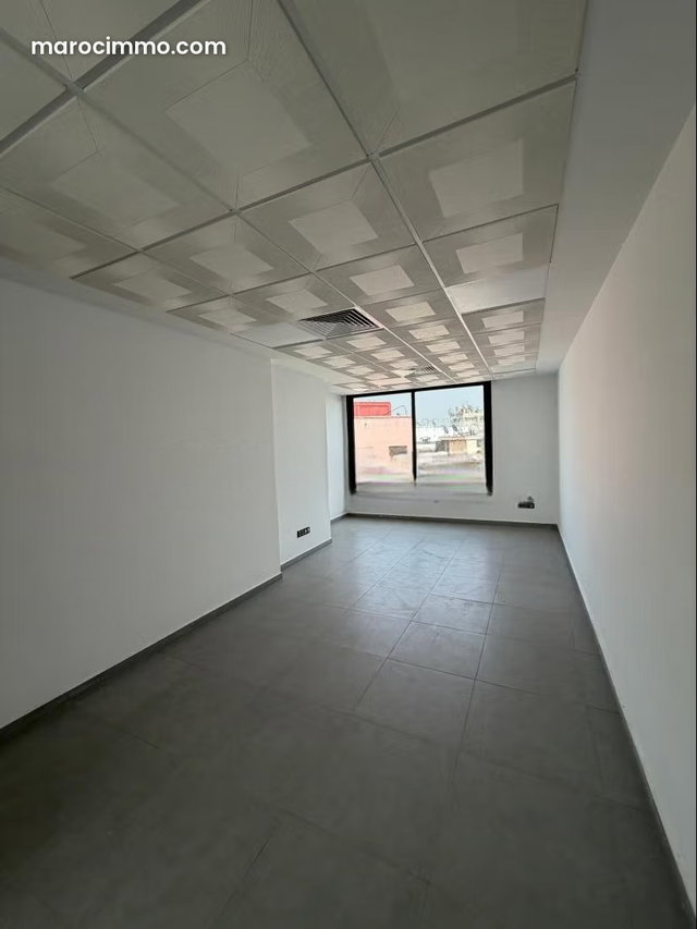 Bureau spacieux à louer au 4éme etage avec balcon — 2