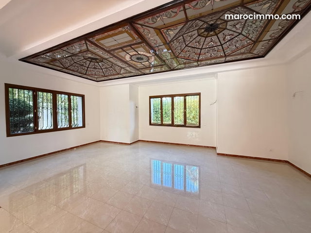 Maison de luxe à louer à Souissi. Surface totale 2000 m². Belle terrasse et jardin — 5