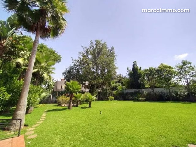 Maison de luxe à louer à Souissi. Surface totale 2000 m². Belle terrasse et jardin — 2