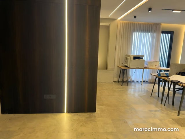 Beaux bureaux à louer à Les Hôpitaux. Superficie 210 m². Porte sécurisée et chauffage central — 5