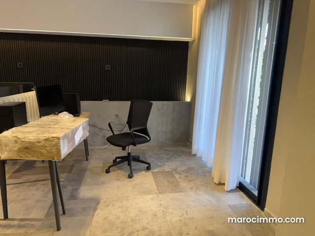 Beaux bureaux à louer à Les Hôpitaux. Superficie 210 m². Porte sécurisée et chauffage central — 4
