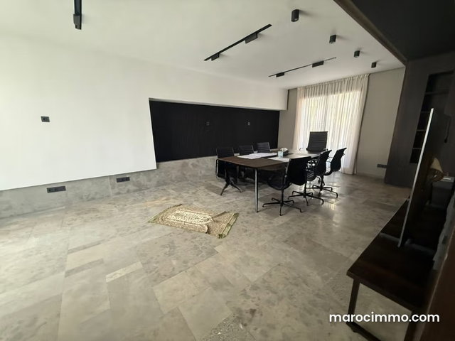 Beaux bureaux à louer à Les Hôpitaux. Superficie 210 m². Porte sécurisée et chauffage central — 2