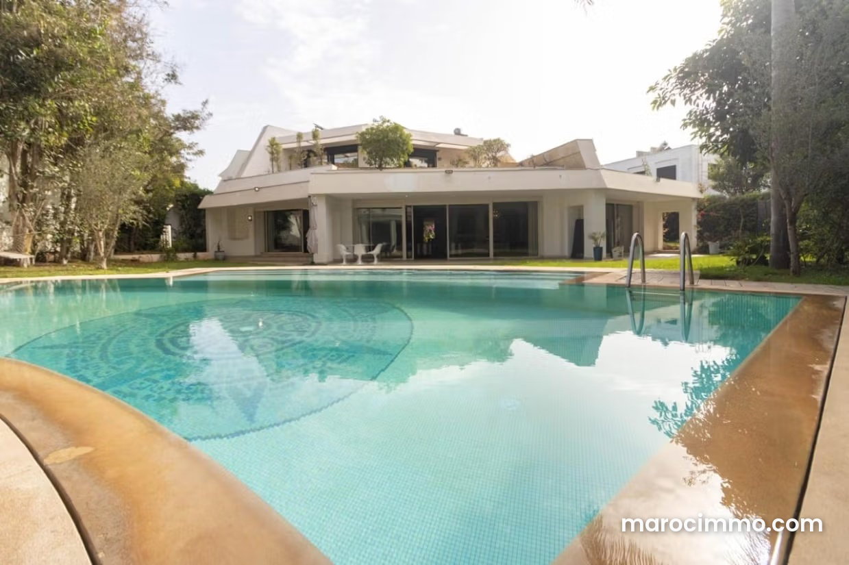 Architect-designed villa on 1,958 sq m, garden and swimming pool, Anfa, Casablanca — Casablanca