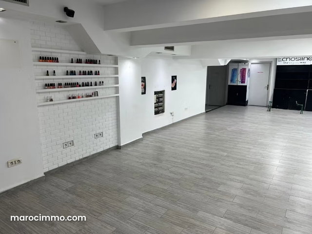Location Local Commercial à Maârif — 2