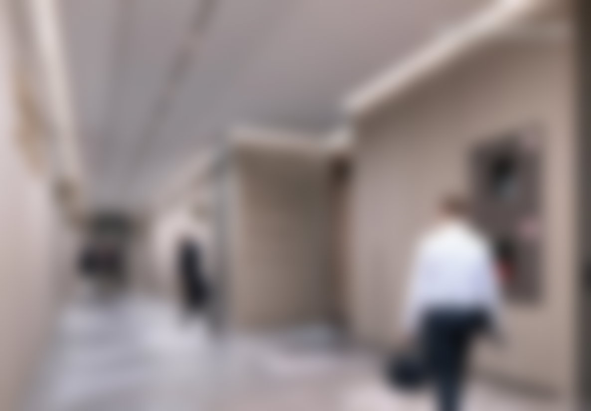 مكتب راقٍ بإطلالة بحرية للبيع في دار بوعزة