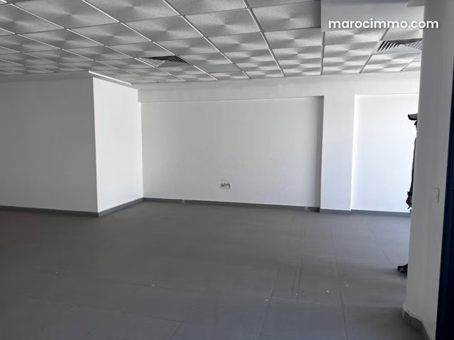 Location de bureaux à Oasis. Surface totale 136 m² avec cours se 63m2 — 2