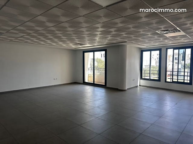 Location de bureaux à Oasis. Surface totale 136 m² avec cours se 63m2 — Casablanca