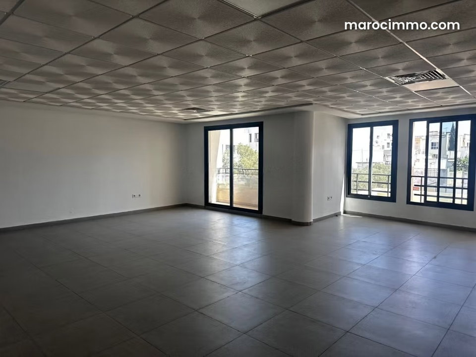 Location de bureaux à Oasis. Surface totale 136 m² avec cours se 63m2
