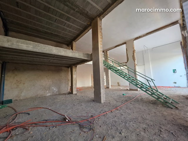 Magasin bien placé à l'Oasis — 2