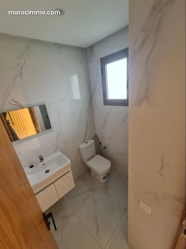 Maison duplexe de luxe à vendre à Sidi Rahal. Surface totale 130 m². Résidence sécurisée, climatisation générale — 4