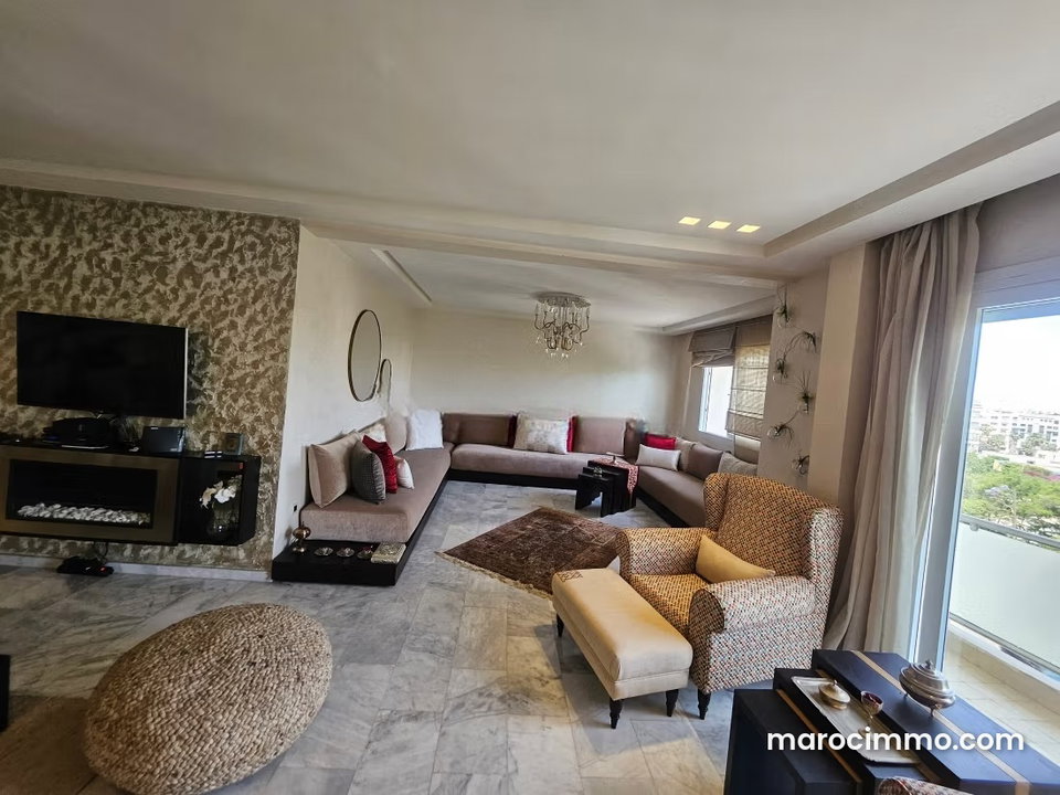 Apartment for Sale in Mers Sultan. 5 Large Rooms. Air Conditioned and Fireplace