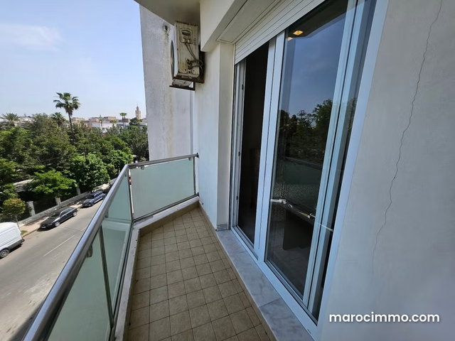 Apartment for Sale in Mers Sultan. 5 Large Rooms. Air Conditioned and Fireplace — 3