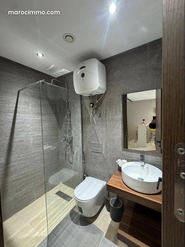 Superbe appartement à vendre à Anfa. 1 belle chambre. Chauffage central et porte blindée — 4