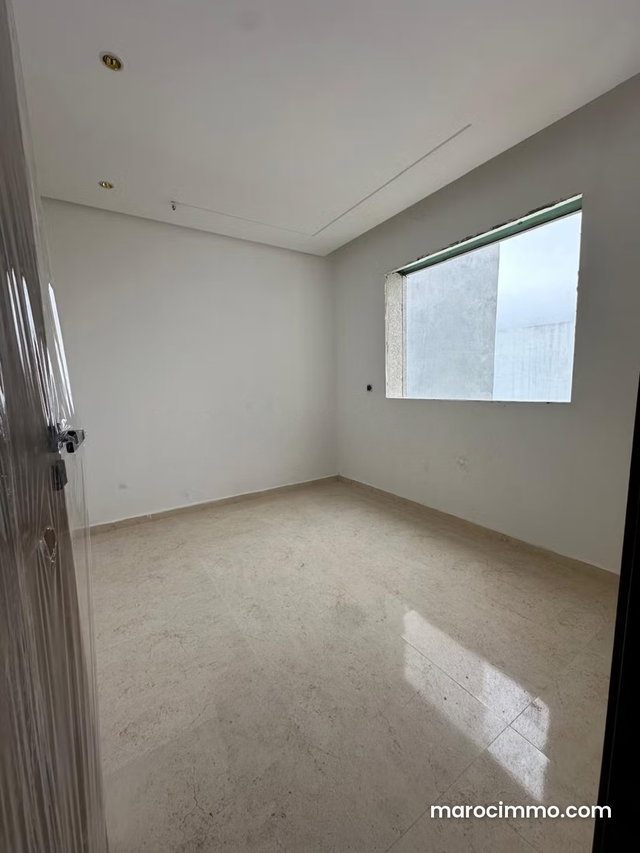 Bel appartement à vendre Subventioné à Tetouan. Situe dans un environnement ouvert et calme avec vue sur la montagne, fenêtre double vitrage — 4