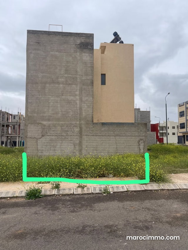 Terrain à vendre 107 m2 R2 à sport city — 2