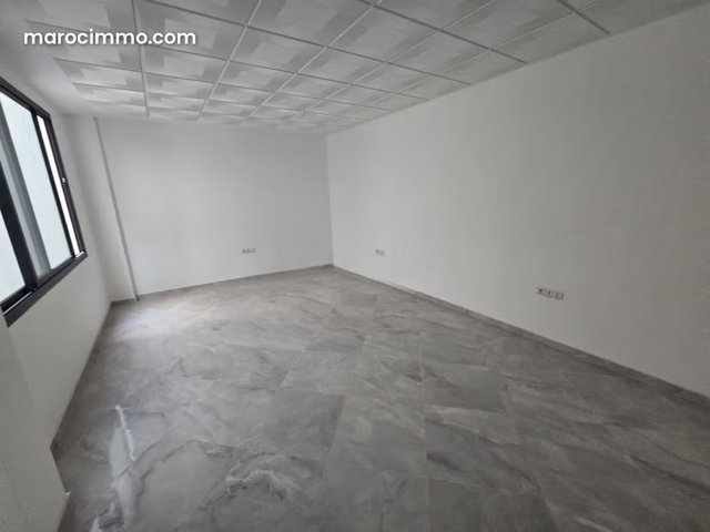 Immeuble plateaux bureaux avec commerces au RDC — 2