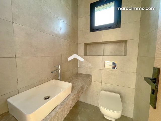 Bureau Local commercial en location à CIL Hay Salam. Superficie 157 m². Porte blindée et résidence sécurisée — 4