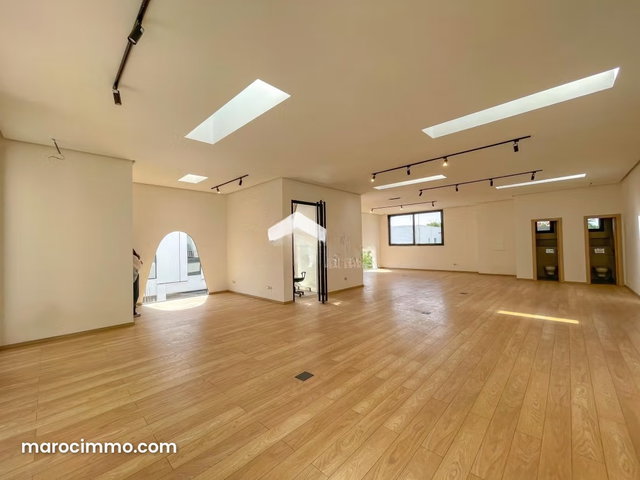 Bureau Local commercial en location à CIL Hay Salam. Superficie 157 m². Porte blindée et résidence sécurisée — 2