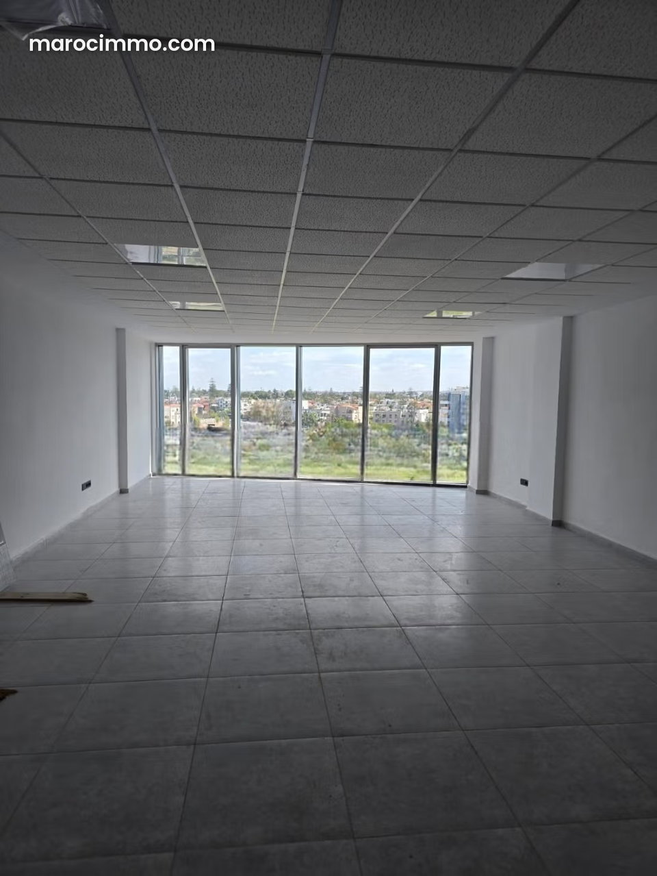 Bureaux à louer à Oasis. Surface de 75 m². Sans vis à vis