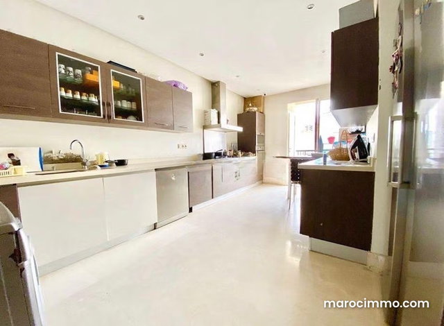 Vente d'un très bel appartement à Racine. Superficie 168 m². Fenêtres double vitrage et chauffage central — 5