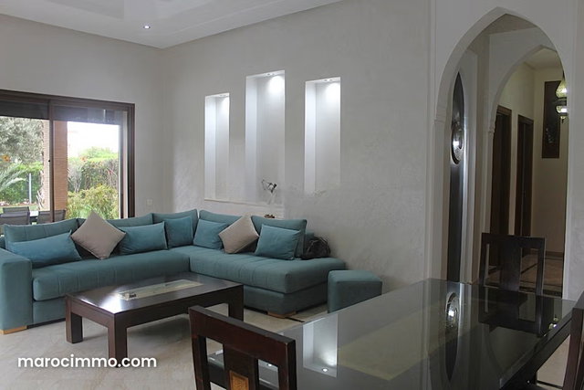 Magnificent villa with beautifully landscaped garden — 5