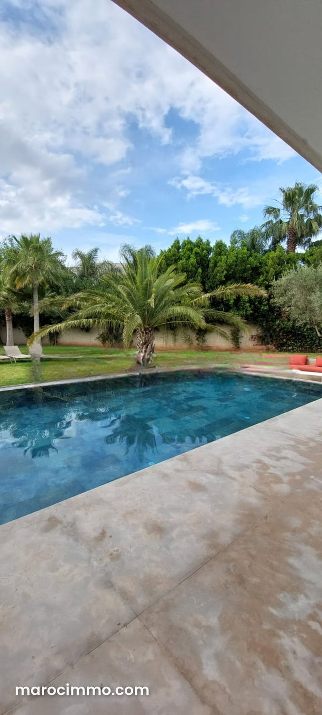Superbe villa à louer à Route de Tahanaout. Surface totale 330 m². Bien meublé — 3