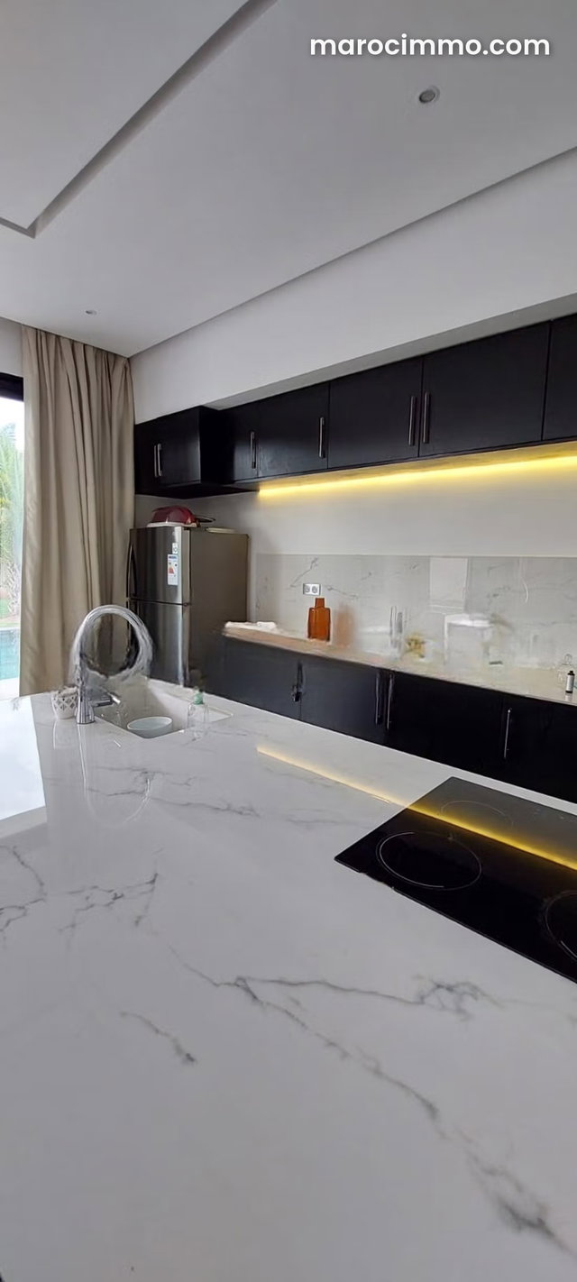 Superbe villa à louer à Route de Tahanaout. Surface totale 330 m². Bien meublé — 4