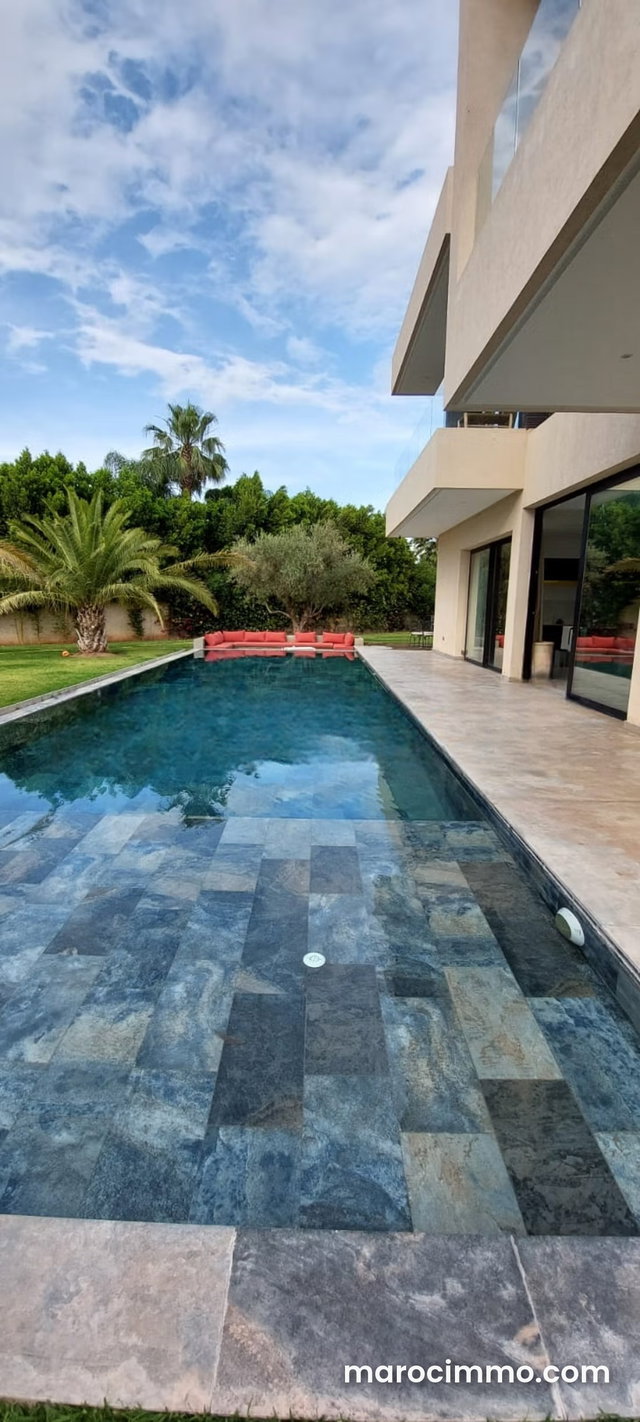 Superbe villa à louer à Route de Tahanaout. Surface totale 330 m². Bien meublé — 2