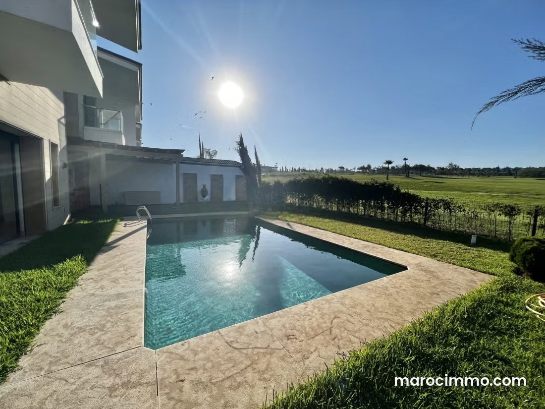 484 sqm villa for rent in central Bouskoura, with garden and pool — Bouskoura