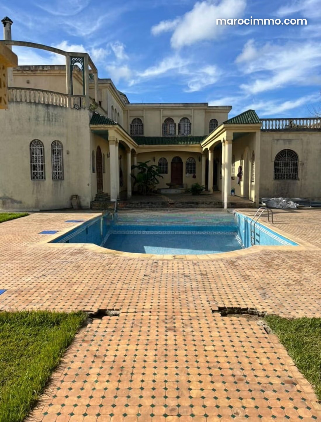 2,650 m² Villa to Renovate in Souissi, Rabat, Ideal for Investors — Rabat