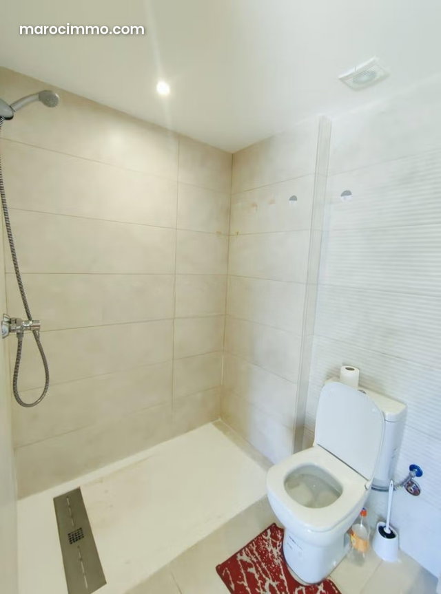 Très bel appartement en location à Guéliz. 2 grandes pièces. Système de parabole et résidence sécurisée — 3