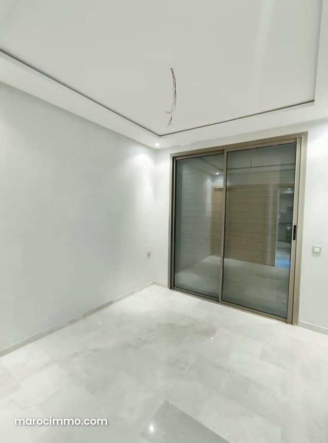 Très bel appartement en location à Guéliz. 2 grandes pièces. Système de parabole et résidence sécurisée — 4