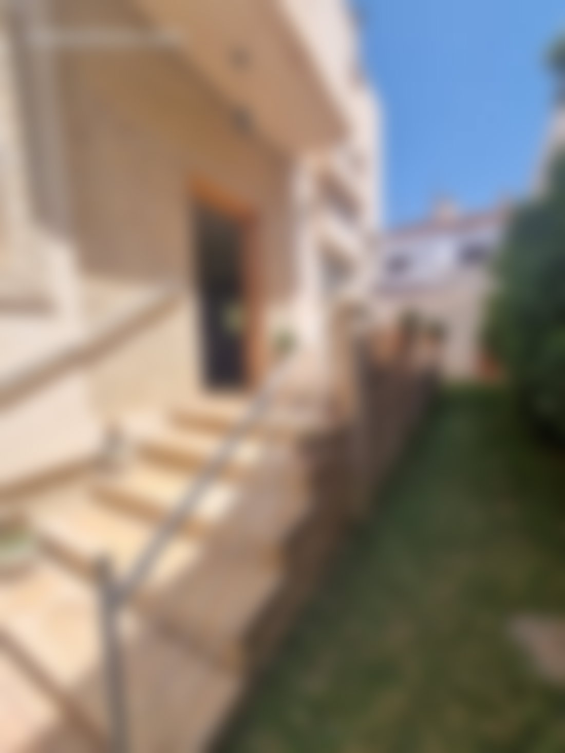 فيلا فاخرة بحديقة للبيع بحي الداخلة في أكادير