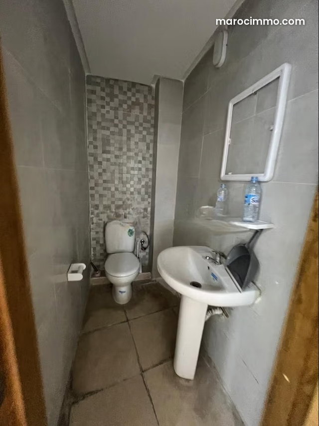 Beaux bureaux à louer en Centre. Superficie 51 m². Concierge — 3
