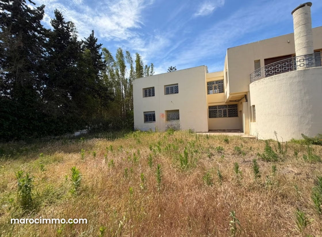 Villa to renovate on a 1,212 sqm plot, Souissi, Rabat — Rabat